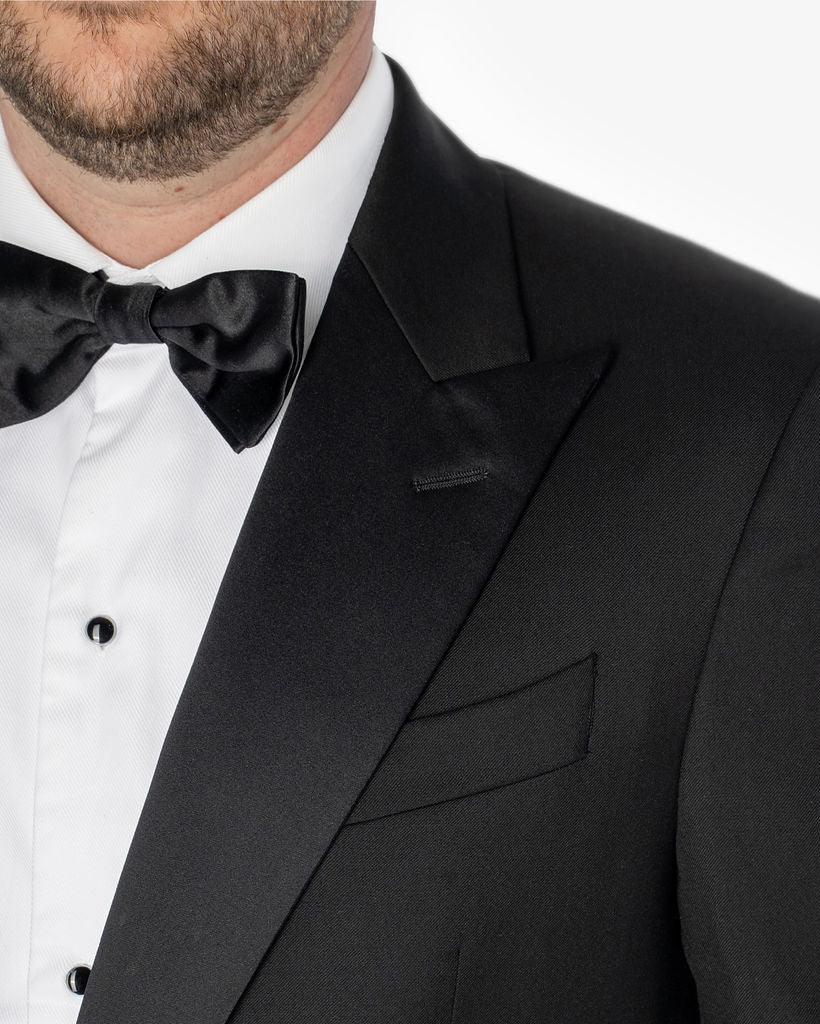 Zwarte smoking met overhemd, strikje, manchetknopen verhuur NL BE