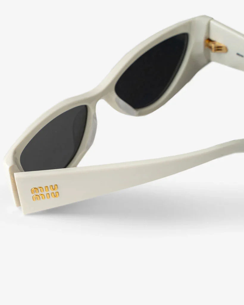 Miu Miu Cat-Eye Montuur Getinte Zonnebril