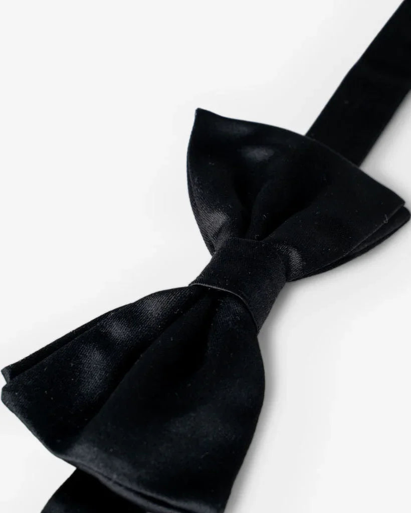 Gedetailleerde close-up van een zwarte zijden strik, toont de textuur.