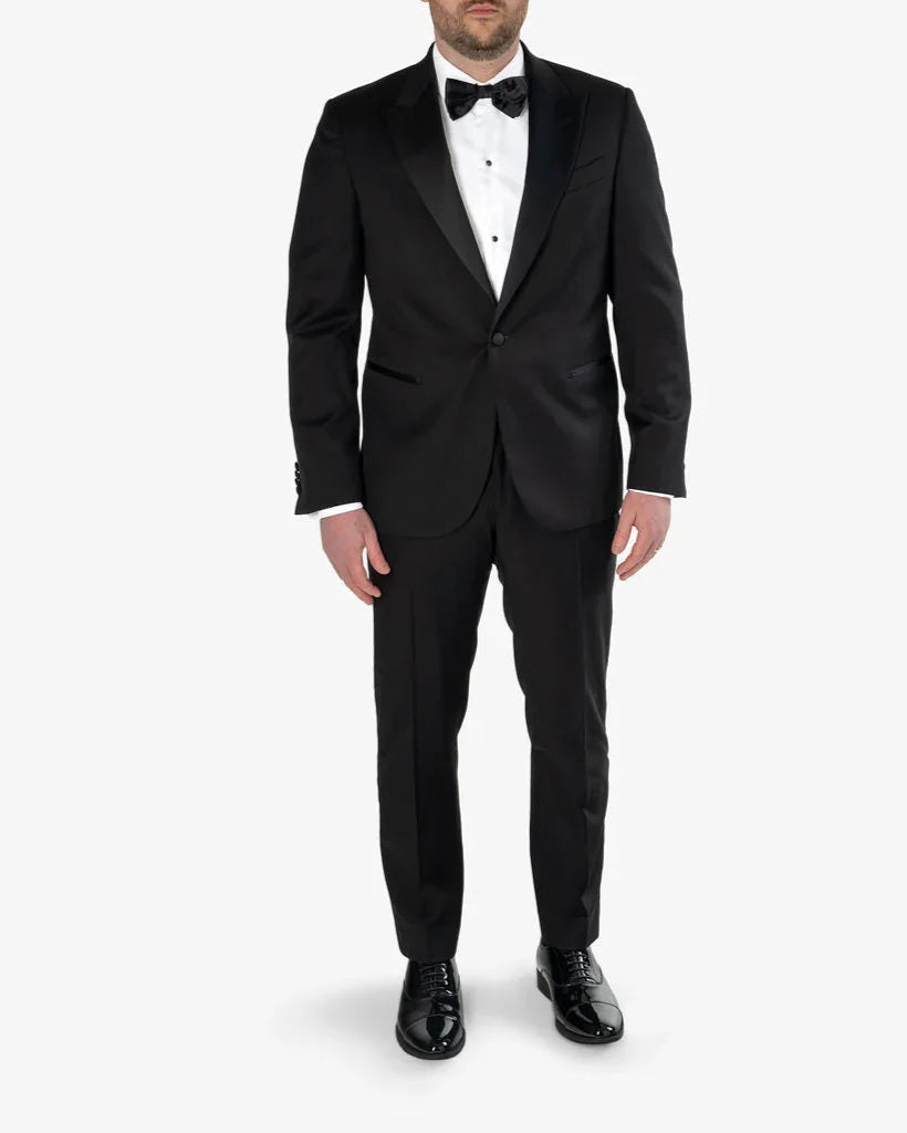 Model draagt premium 100% wollen smoking verhuur NL BE