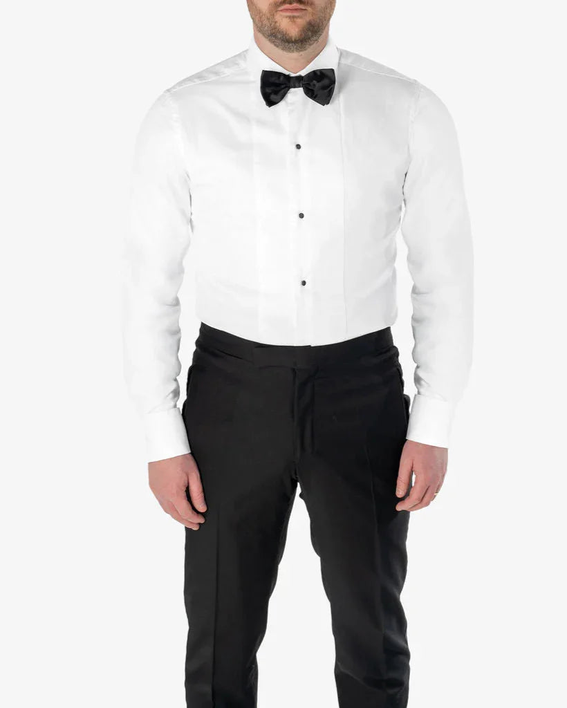 Heren smoking met zwarte broek en vlinderdas.